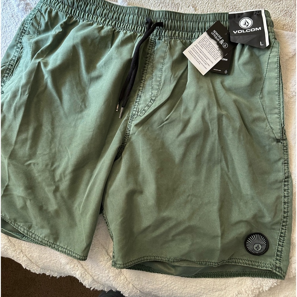 Volcom center trunk brand new size large